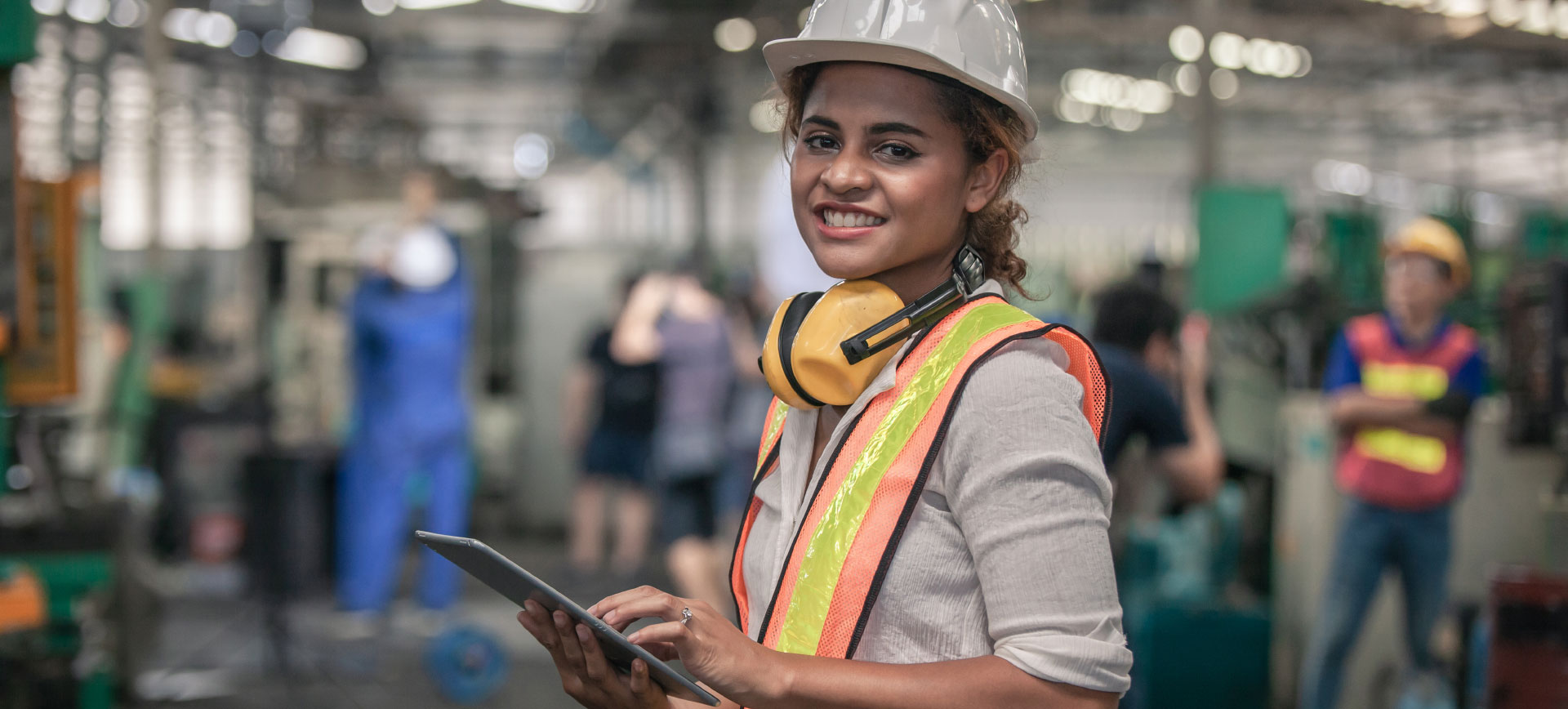 Des jeunes femmes reçoivent des conseils de spécialistes de l’enveloppe du bâtiment dans l’industrie